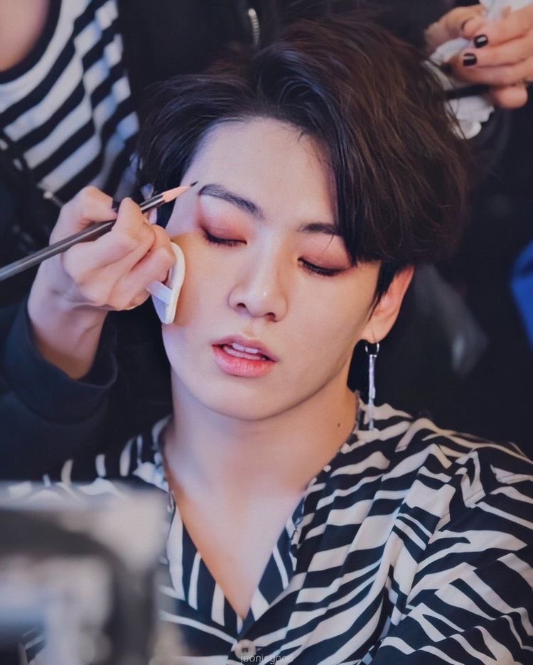 auS2Jikook's tweet photo. Au Jikook

💖𝒯𝑜𝑔𝑒𝓉𝒽𝑒𝓇💖

Onde o Cantor Jeon Jungkook escuta uma música durante seu ensaio fotográfico e se apaixona por uma voz suave.

Ou

Onde Minie (Jimin) um cantor cover grava sua primeira música que acaba se transformando em um hit https://t.co/Limt1kxr2Q