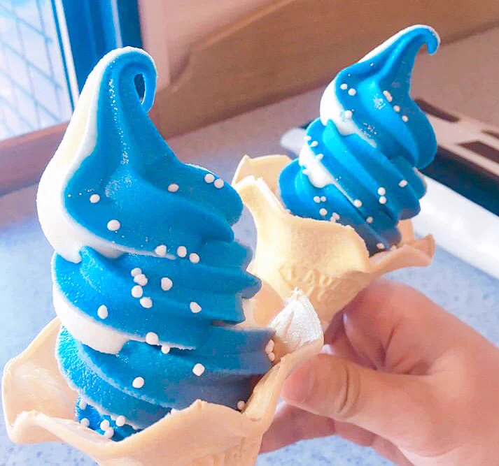 ラムネ味とバニラ味のミックス！？水族館で食べられる「ジンベエソフト」！