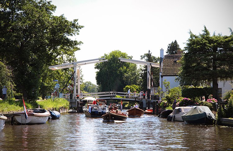 Drukte in parken, op fietspaden en op het water. De #Coronacrisis leidt tot een intensief gebruik van de #openbareruimte. Lees de blog Openbare ruimte in de anderhalve meter samenleving van PCL-lid @PietRenooy op provincie-utrecht.nl/pcl