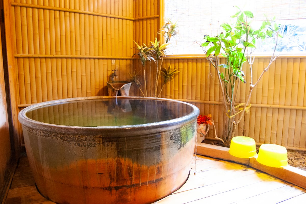 新しい生活様式に合わせた営業で、毎日ちょっとバタバタしちょって💦
お久しぶりです♪

旅館つるや隠宅は一日の客室稼働を通常の60%以下で営業してるので、全2室(人数によっては3室)で満室になるようになってます💦
前より予約が取りにくくなって申し訳ないですけど、よろしくお願いします❗💦