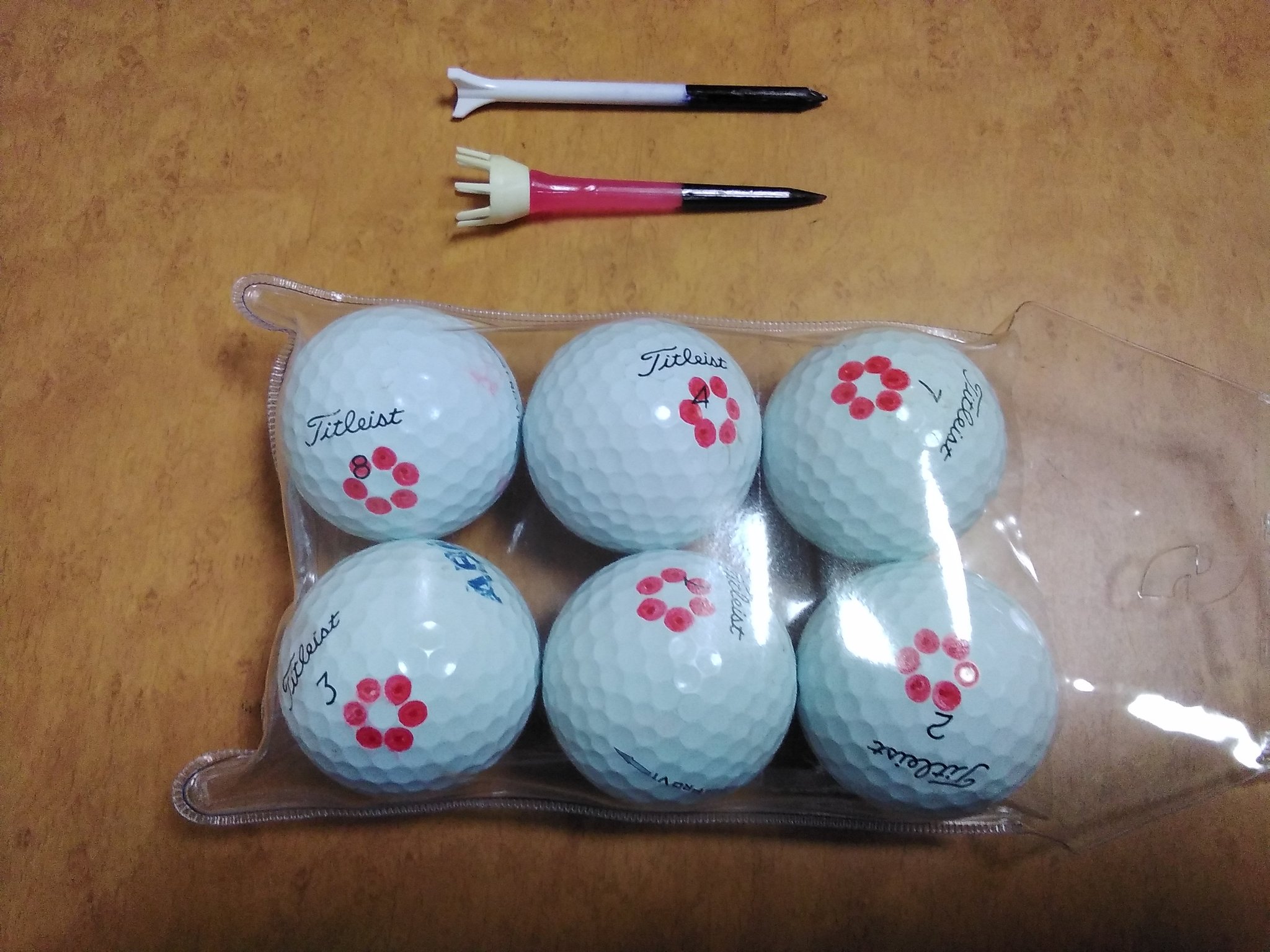 Ten Moguraya ラウンド準備 拾いものの ティーは高さ50mmに統一 ボールはタイトリストprov1 のロスト ボール に 識別用赤マーク キャディさんもわかり易いかな ロストのv1 6個1000円だったけど 13年と15年モデル 高いし古いし ロスト ボール