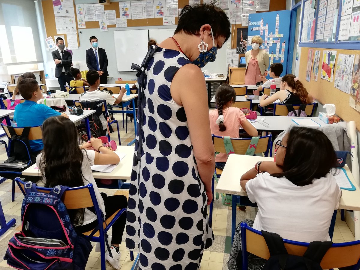 Retour à la normale dans les écoles 💼
A l’école Voltaire, les 166 écoliers ont eu la visite de la rectrice de l’académie de Grenoble Hélène Insel et du maire David Queiros. L’occasion de faire le point sur le dispositif Sport-Santé-Culture-Civisme (2S2C).