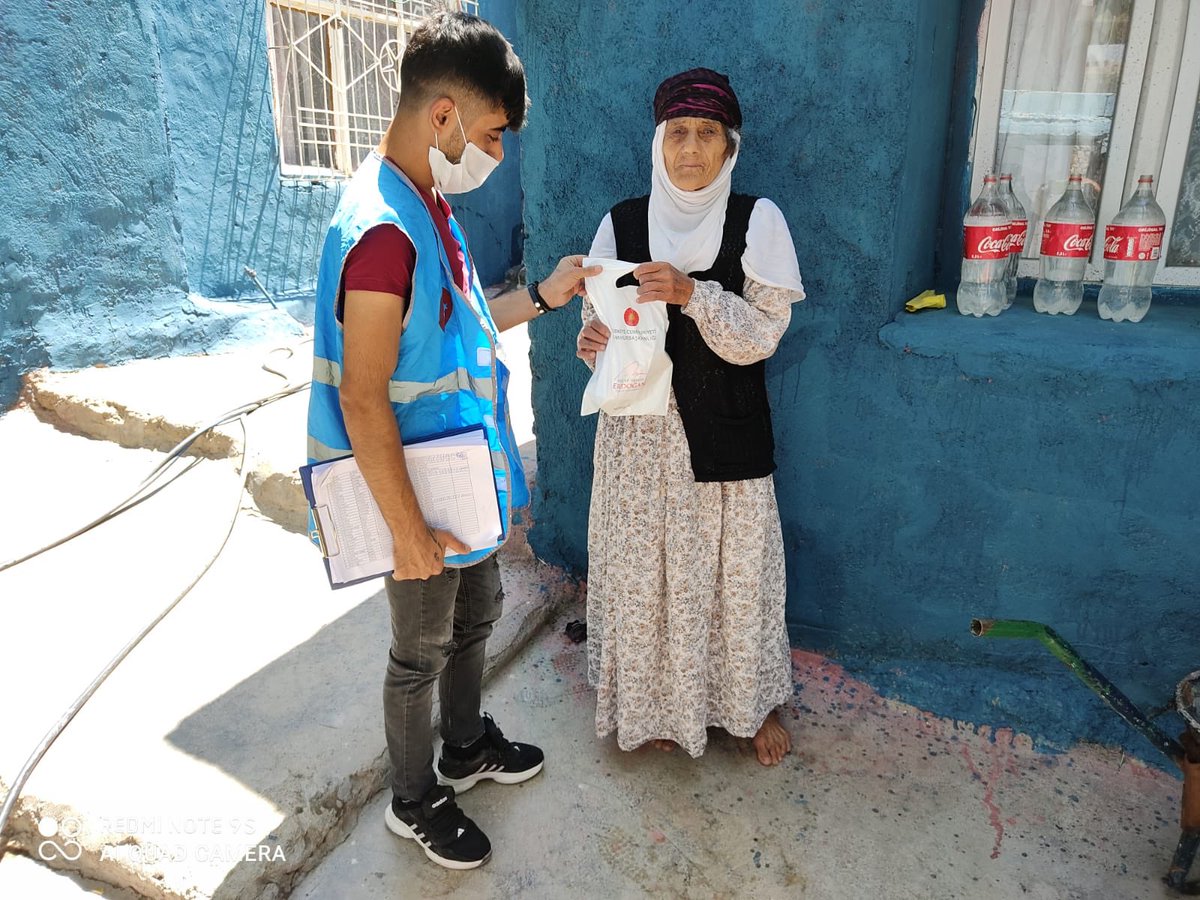 #VSDG ekiplerimiz, Cumhurbaşkanlığımız tarafından 65 yaş ve üstü vatandaşlarımıza hediye olarak gönderilen ve içinde Cumhurbaşkanımız Sayın Recep Tayyip ERDOĞAN’ın mektubunun da bulunduğu hediye paketlerini “Değerli Yaşlılarımıza” ulaştırmaya devam ediyor.