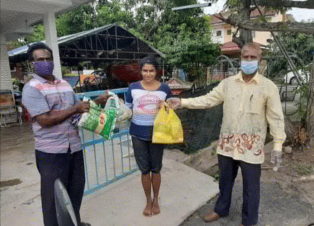 makeitrightMY's tweet image. Today , we bring you the story of how we reached out to the B40 Indian women in 3 states across the nation who experienced severe hardship...Read more at our​ Facebook page :m.facebook.com/story.php?stor…