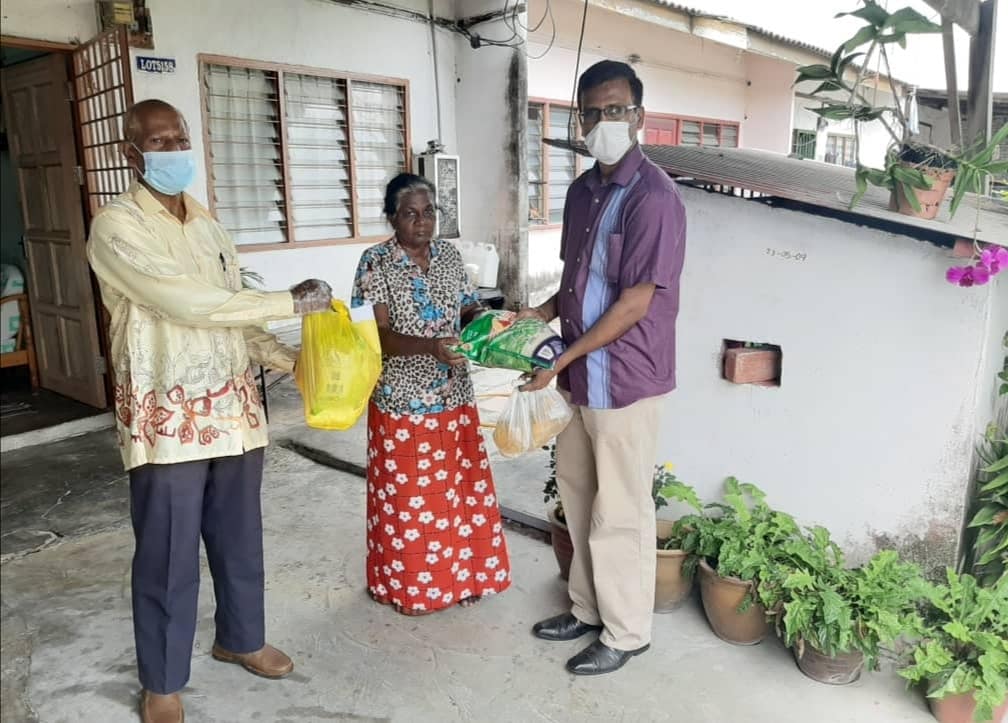 makeitrightMY's tweet image. Today , we bring you the story of how we reached out to the B40 Indian women in 3 states across the nation who experienced severe hardship...Read more at our​ Facebook page :m.facebook.com/story.php?stor…