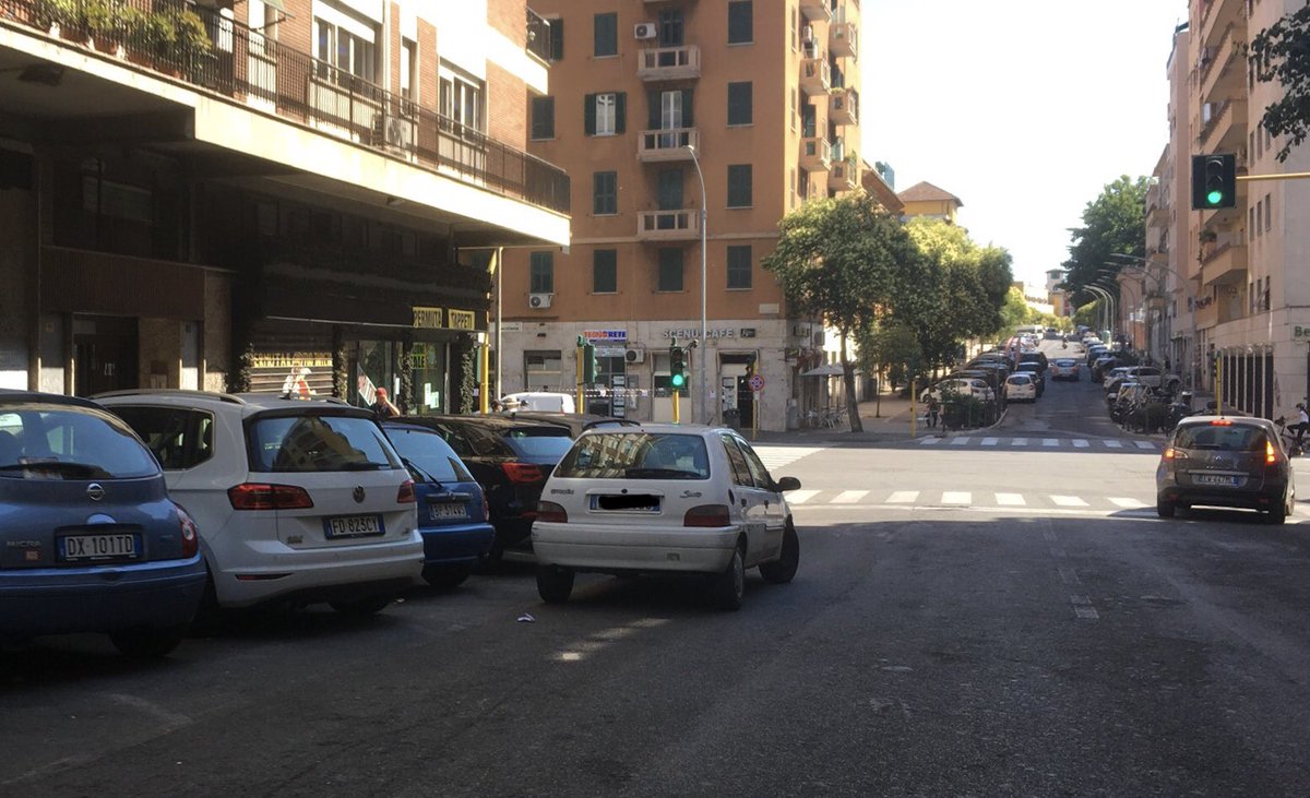 FulvioGiordano's tweet photo. Situazione Strade a Roma Parcheggio in doppia fila su #Tuscolana #AppiaNuova
@virginiaraggi @PLRomaCapitale ~ @salviamoroma @RomaPulita @battaglia_persa #SecondaFila #SostaSelvaggia #PistaCiclabile #PoliziaStradale https://t.co/T19WOitZS9