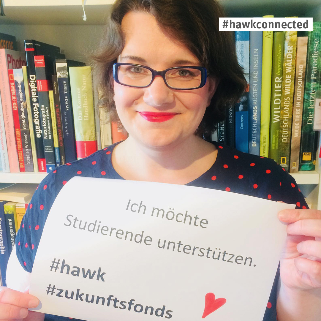 NewsRoom_HAWK's tweet photo. Anika Werner von @arbeiterkind unterstützt den HAWK-Zukunftsfonds mit einer Spende. Mit dem Fonds hilft die #HAWK Studierenden, die durch #COVID__19 in finanziellen Schwierigkeiten sind. Mehr Infos: https://t.co/8NgI3NW5mQ #hawkconnected https://t.co/gvVDmqrHi4