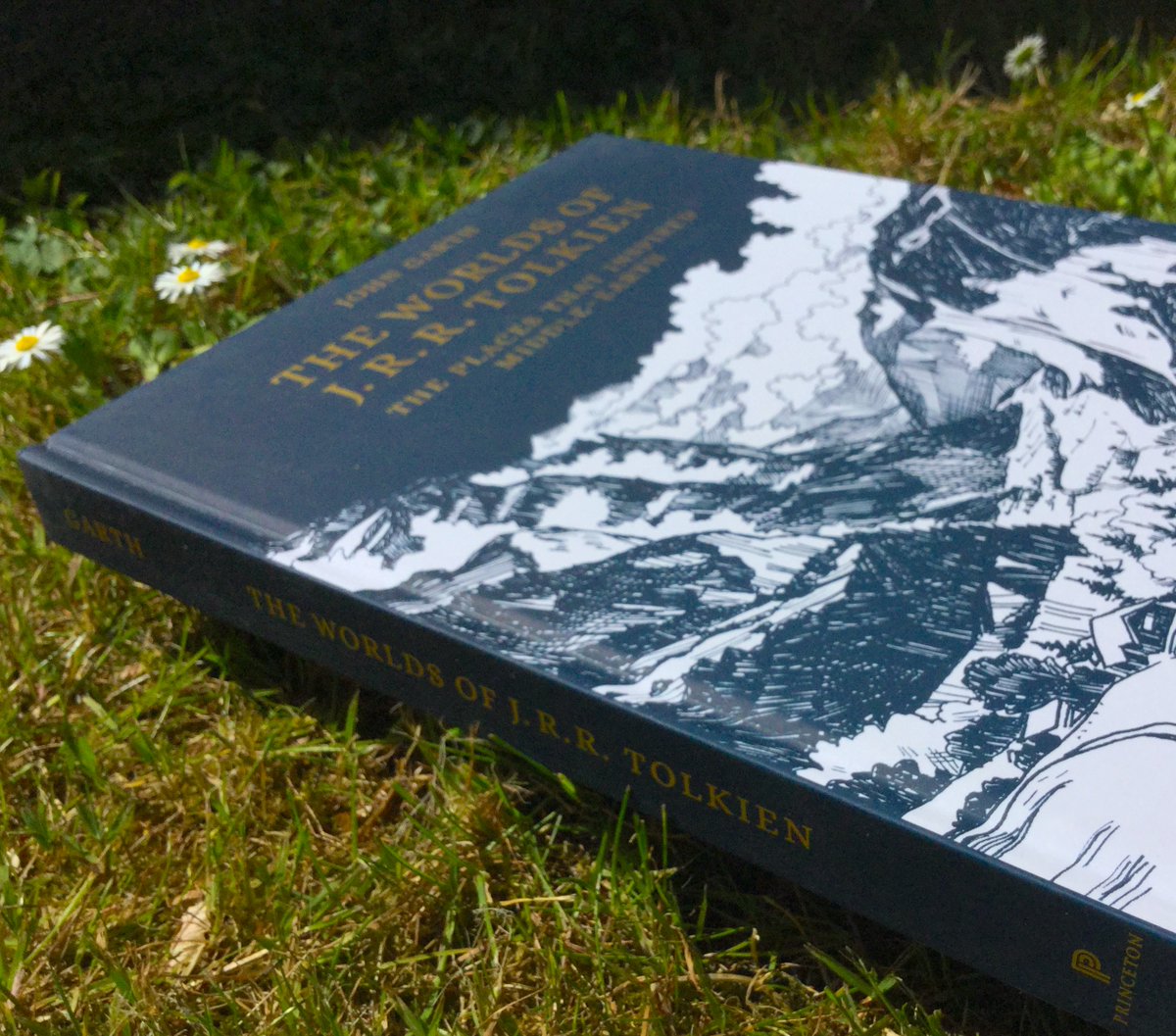 JohnGarthWriter's tweet photo. “Whether new to Middle-Earth or a veteran pilgrim, anyone will learn much in this book.” THE WORLDS OF JRR TOLKIEN reviewed in @NYJournalofBook
https://t.co/1eaK1Jwen1
#tolkien #worldsofjrrtolkien https://t.co/B3RmguOxva