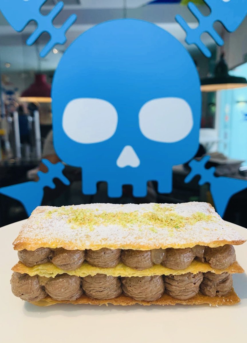 Empezamos la semana con uno de nuestros postres favoritos! 
Milhojas de chocolate 😍
.
.
.
Let’s get the week started with our favorite dessert! 
Chocolate mille-feuille 😍