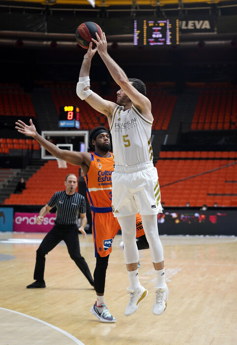 fbclm's tweet photo. DESIGNACIONES ARBITRALES ACB | Tercer partido consecutivo para Emilio Pérez Pizarro (4 de 7). Hoy (21:30 horas) @CB1939Canarias vs @Penya1930  (4ª jornada Grupo A). 
Nuestro DTA actuará como Árbitro Principal. Estará acompañado de Rafael Serrano y Joaquín García. 
📸ACB Media https://t.co/mjawNRGyt5
