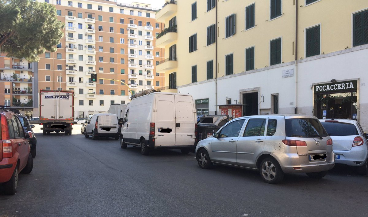 FulvioGiordano's tweet photo. Situazione Strade a Roma Parcheggio in doppia fila su #Tuscolana #AppiaNuova
@virginiaraggi @PLRomaCapitale ~ @salviamoroma @RomaPulita @battaglia_persa #SecondaFila #SostaSelvaggia #PistaCiclabile #PoliziaStradale #Ambulanti #Mutandari #MarciapiediOccupati https://t.co/HvAAHEyZb2