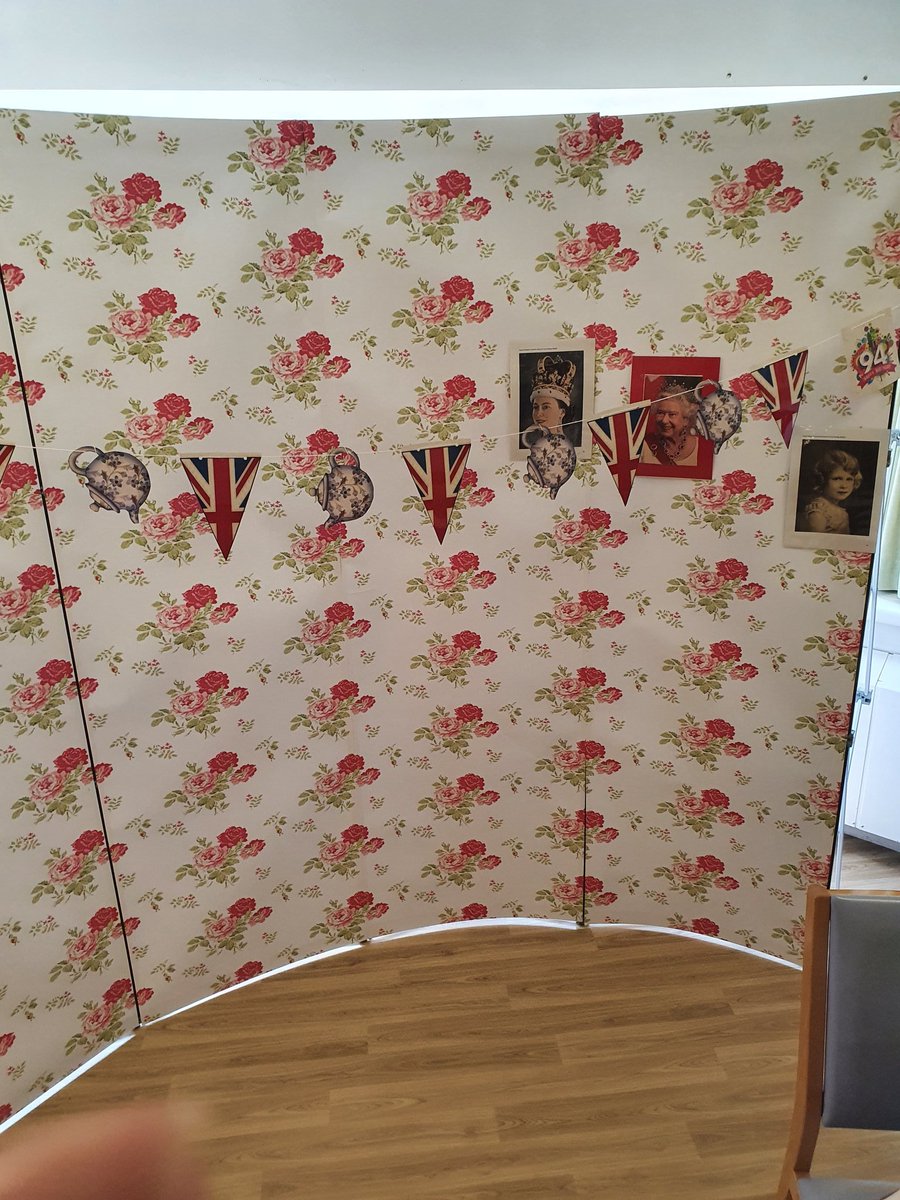 Paulineb1982's tweet photo. Maple ward celebrated the πΈ Queens 94th birthday π #queensbirthday #mapleward #reminisces @iamtrishdw @vanessa_GMMH @danxhardyx @nigelparkhouse1 @SheilaH78888923 @patchiered @JodyHope3 @alisonSALT3 @GMMH_NHS @NHSJennyB @DietitianIngrid @meekymoo40 @nic99199142 https://t.co/peKwk8TQQb
