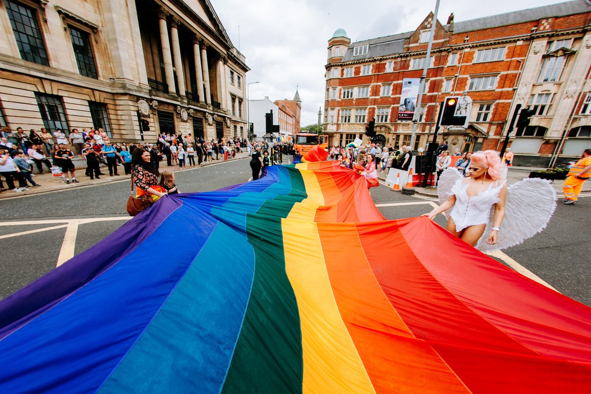 prideinhull's tweet photo. To put on one of the biggest free pride events in the country, we rely on our amazing Pride in Hull volunteers and of course support from all of you. If you can support us and help keep the rainbow flag flying by donating £3, please visit https://t.co/s89lcukHm0. https://t.co/ceFwit9O8w