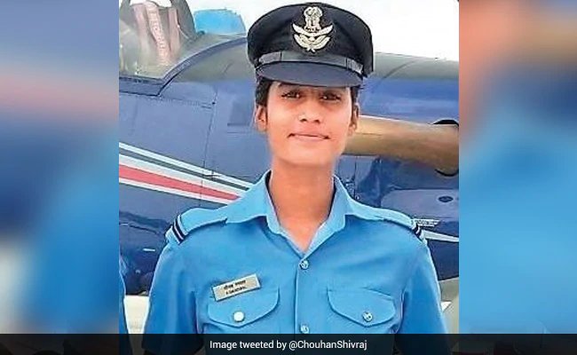 tweetwithgost's tweet photo. Aanchal Gangwal, tea seller's daughter, becomes #Fighterjetpilot We are proud tweeting this #women #indianairforce #AanchalGangwal #womenpower #motivation https://t.co/3MLc01TYVD