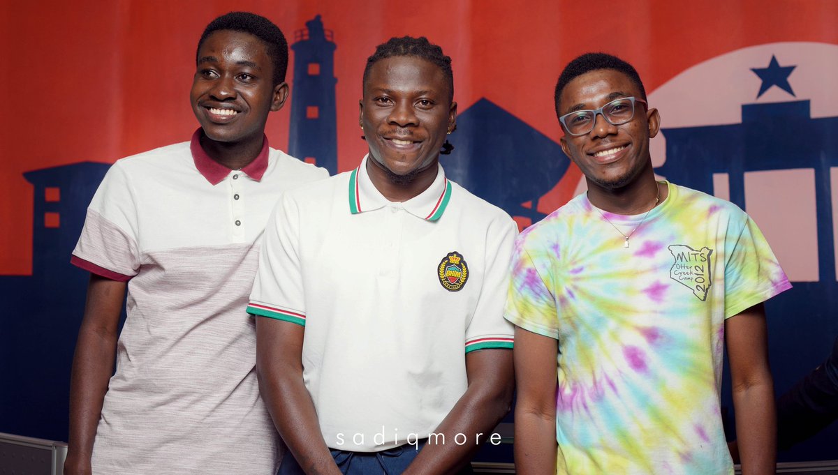 Asiedu: Kaly, see Stone bwoy.Kaly: Where's he?Asiedu: can't you see him behind Nana Aba?Kaly: Let's go and see if he'd be okay for a picture with usAsiedu: Me de3 I'm shy, but when we go, you'll ask him oo.Stone: Kaly Jay, kwerr you disKaly: We want a picture with u