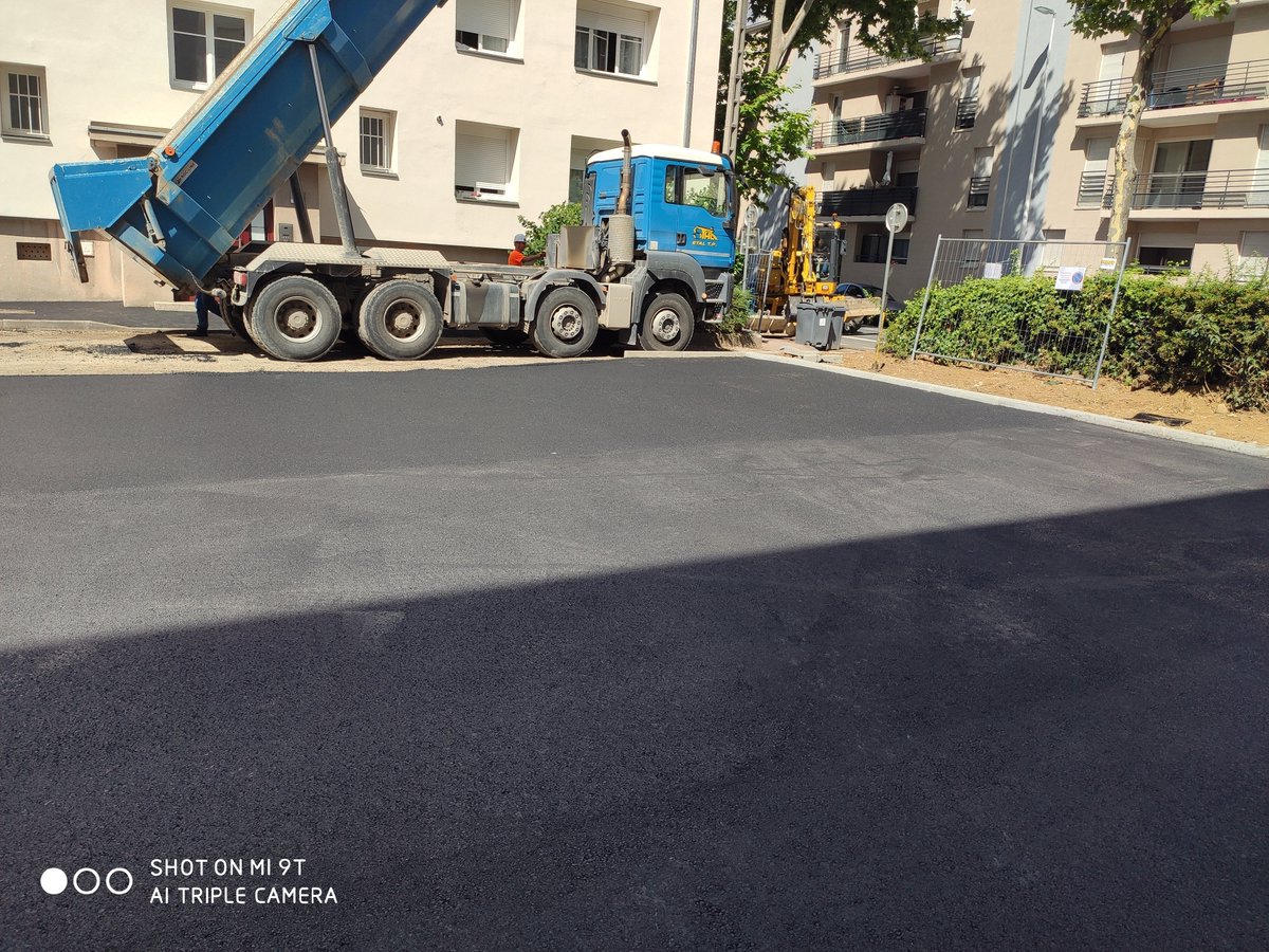 Réfection des pieds de bâtiments et circulations en enrobés au sein de la résidence Mozart et Verlaine à Vénissieux pour le compte de <a href="/VilogiaGroupe/">Vilogia</a> et <a href="/BouyguesBat_SE/">Bouygues Bâtiment SE</a>