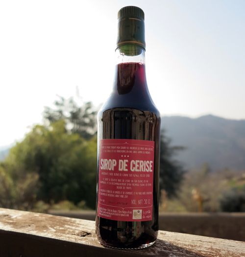 commercitecom's tweet photo. 🧵Produit créateur 🧵
Quoi de mieux qu'un bon sirop de cerise artisanale à siroter au soleil ! 💙☀️ Il peut se consommer avec de l'eau, du vin blanc, ou en coulis sur un fromage blanc. Une fabrication de "A portée de mains" !  
#commercite #faitmain #madeinfrance #sirop #cerise https://t.co/N091QfsuS3