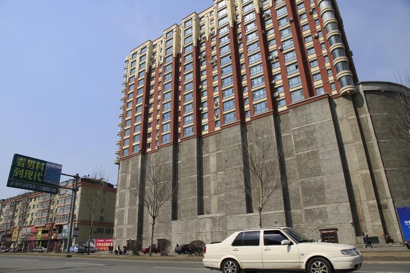 some less glamarous stuff: it looks like China has also discovered the tower-on-parking-fortress design. Unlike it's American Sunbelt counterparts, this one doesn't have windows (perhaps only electric cars are allowed inside)
