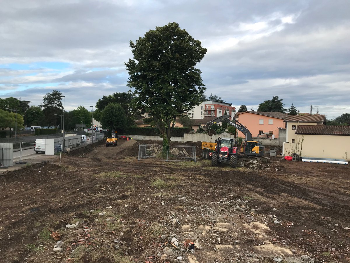 Décapage de l'ensemble de la parcelle en vue de la construction d'un nouveau Groupe Scolaire. Un chantier <a href="/BouyguesBat_SE/">Bouygues Bâtiment SE</a> situé rue Emile et Jean Bertrand sur la commune de <a href="/DecinesOrg/">Décines</a> #STALTP