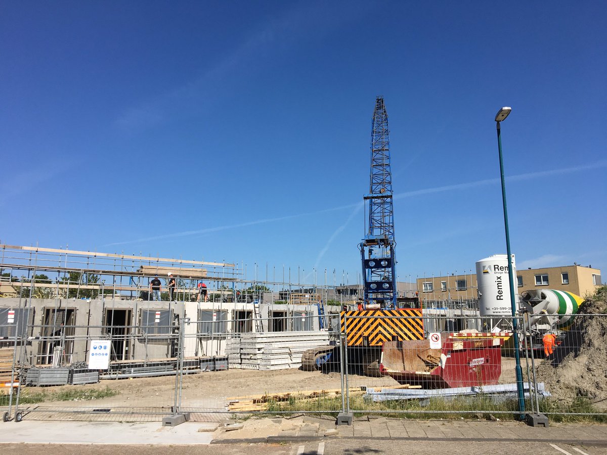 z1fn4b's tweet photo. Bouwen blijft een mooi vak !
Casco montage 15 woningen te #Zoetermeer i.o.v. ⁦@DeGoedeWoning⁩ in volle gang! ⁦ @Waalbouw #MaakIQ met doorvoering van eerste #woonSlim principes 💪🏻 https://t.co/zYyXNAXDuT
