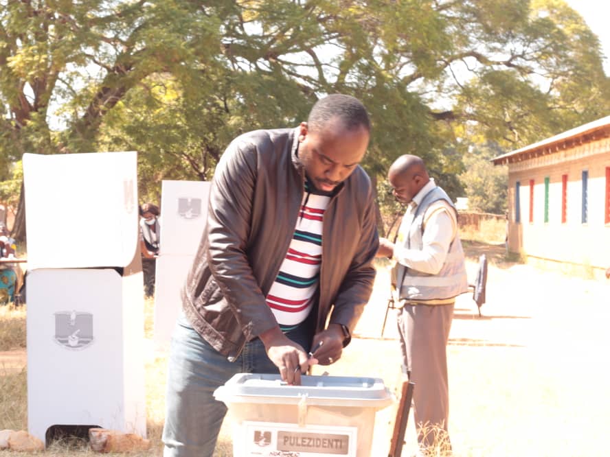 HisInkosi's tweet photo. In exercising my constitutional right, I have voted at Edingeni in the #2020FPE. I urge contestants to accept the result. Peace and unity remain paramount for our nation. https://t.co/52z4c6UrT8