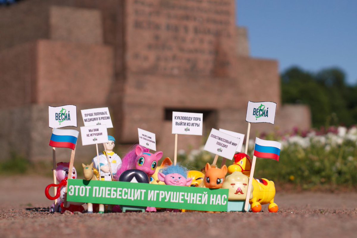 MoscowTimes's tweet photo. “Mini protests” are taking Russia by storm, with toys, potatoes and fruits saying “We’re not toys” and “It’s time for the puppeteer to leave the game.” Activists say it's the only way to protest Putin's constitutional reforms during the pandemic

Photos: https://t.co/L4SytjUXi7 https://t.co/pE1tD1xJlI