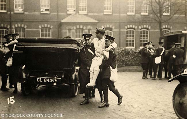 The current #HistoryBeginsAtHome challenge is #HBAHMemoryTimeTravel. How far back in time can you go through people's memories?
(Pic shows ambulances at #Norfolk War Hospital in #WW1.)
#ArmedForcesWeek @BeginsHistory

(2/4)