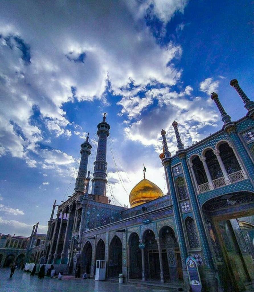 Ayat_Talib5's tweet photo. عن الصَّادِقُ عليه السلام اِنَّ لِلهِ حَرَمًا وَ هُوَ مَكَّةُ، وَ لِرَسُولِهِ حَرَمًا وَ هُوَ الْمَدينَةُ، وَ لِأَميرِ الْمُؤمِنينَ حَرَمًا وَ هُوَ الكُوفَةُ، وَ لَناحَرَمًا وَ هُوَ قُم، وَ سَتُدْفَنُ فيها امْرَأةٌ مِنْ وُلْدي تُسَّمى فاطِمةُ؛ مَنْ زارَها وَجَبَتْ لَهُ الجَنَّة https://t.co/7b8sE8vpsT