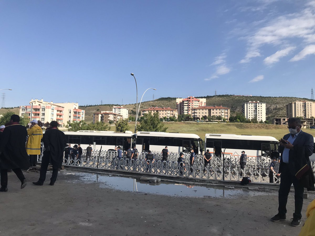 BaharCandemir's tweet photo. Sadece 200 metre yürüyerek Ankaraya giriş yapmak ve Anıtkabire gitme isteğine karşılık;
Sandalyelerin ,gece soğuğundan korunmak için getirilen battaniyelerin alana sokulmaması üzerine birde ilave barikat ve otobüslerle izolasyon.Olmuyor yakışmıyor bu. @abdulhamitgul https://t.co/KoZy0Opf8f