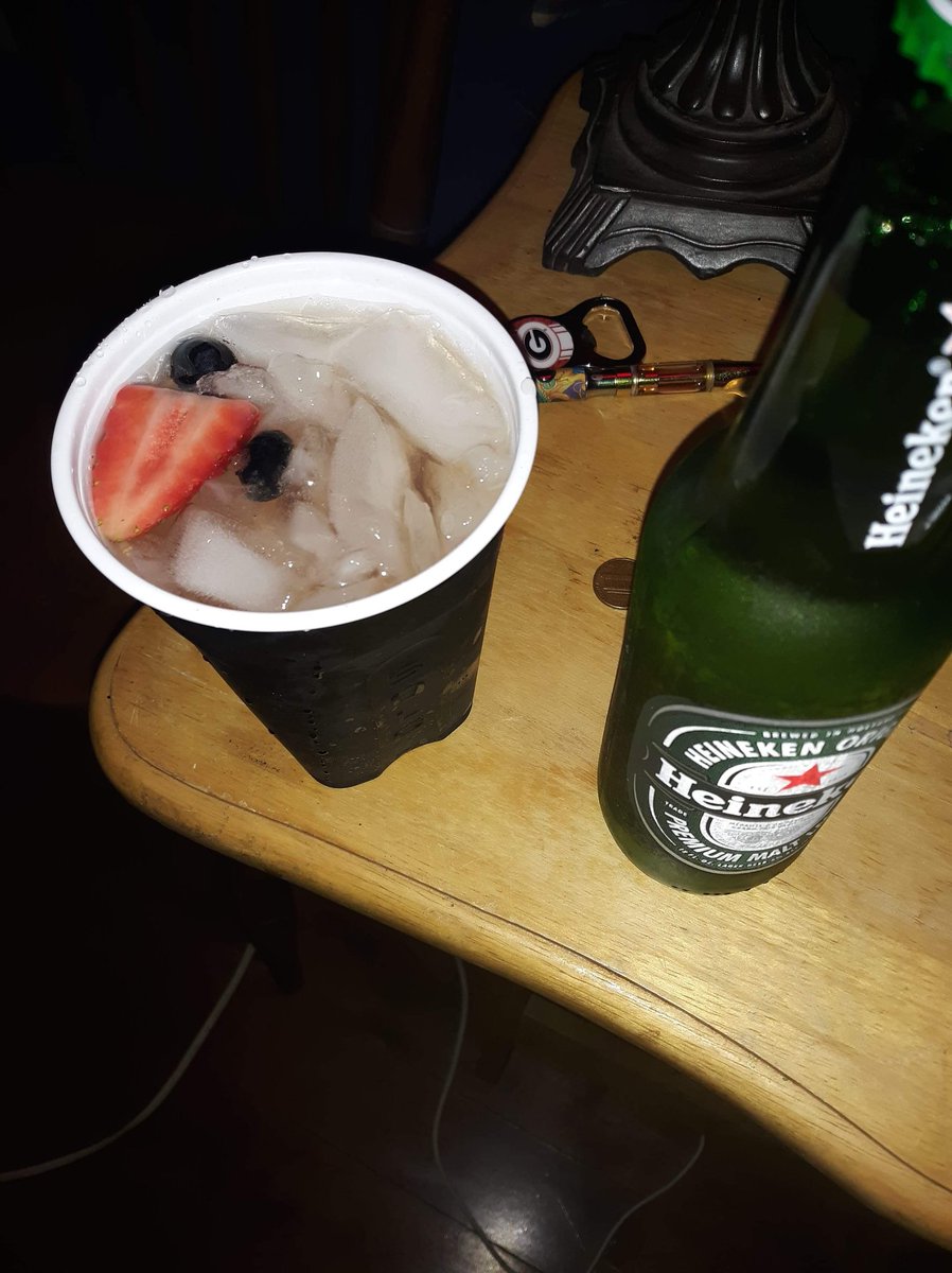 jsmoke404's tweet photo. My night #heineken #vadka #Blunts https://t.co/L2uywoTIiO