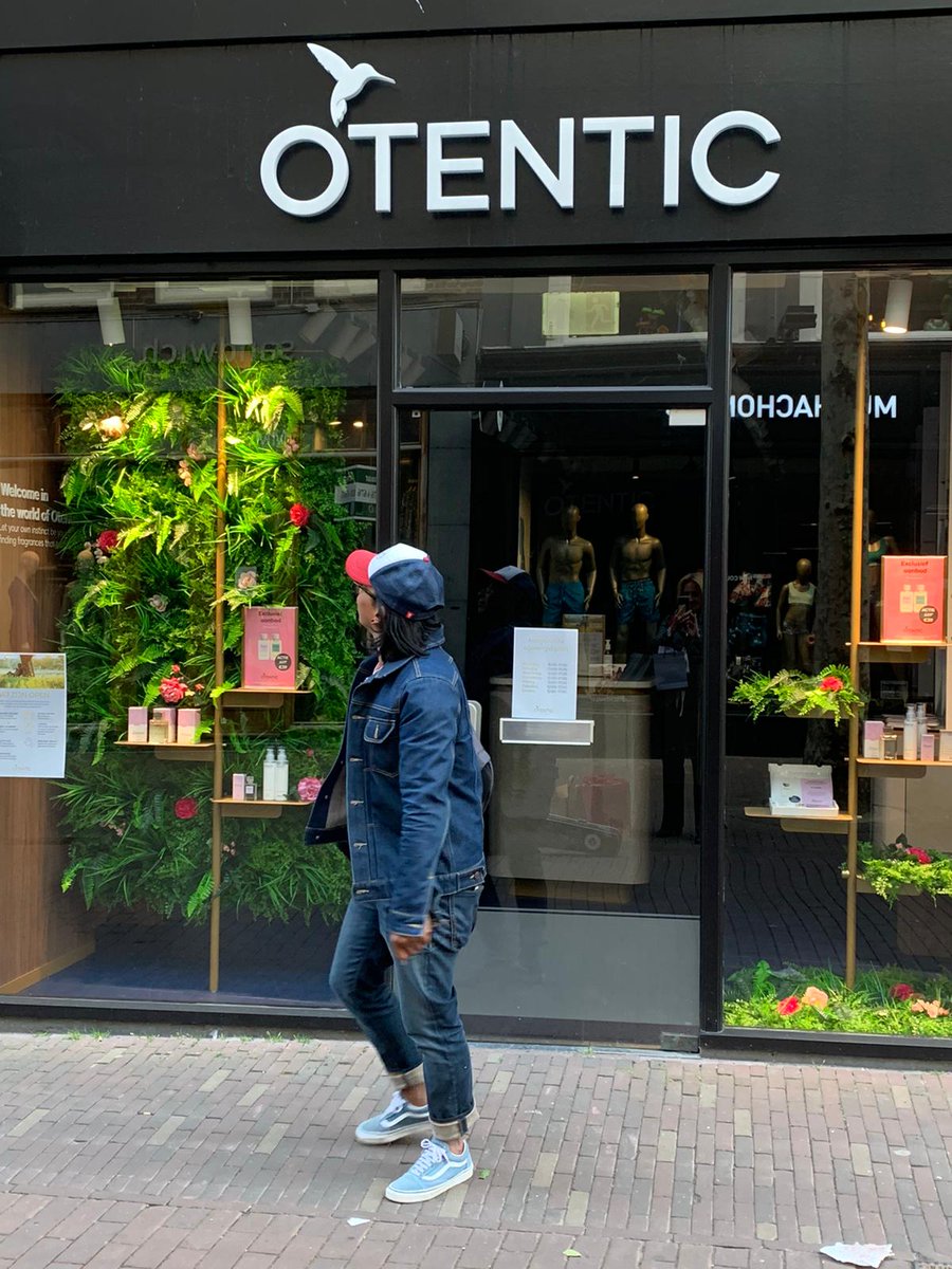 Hoe ironisch, mijn laatste tweet was vorig jaar 25 juni.  Voor de opening van de nieuwe Otentic Store. Nu een jaar later sluiten we de deuren van alle stores. 
Maar online blijven we nog.  

#nieuwejob #zzp #roerom