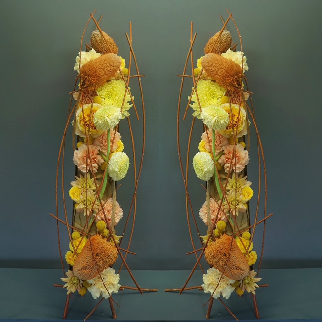 MarkPampling's tweet photo. More studio experimentation and recycling.
#studioexperiments
#recycle
#recyclinginthestudio
#banksia
#goldenwillow
#minigerbera
#carnations
#dianthus
#craspedia
#floralart #floraldesign #floraldesigner #florist #markpampling #reflection https://t.co/NI6wWW2EYV