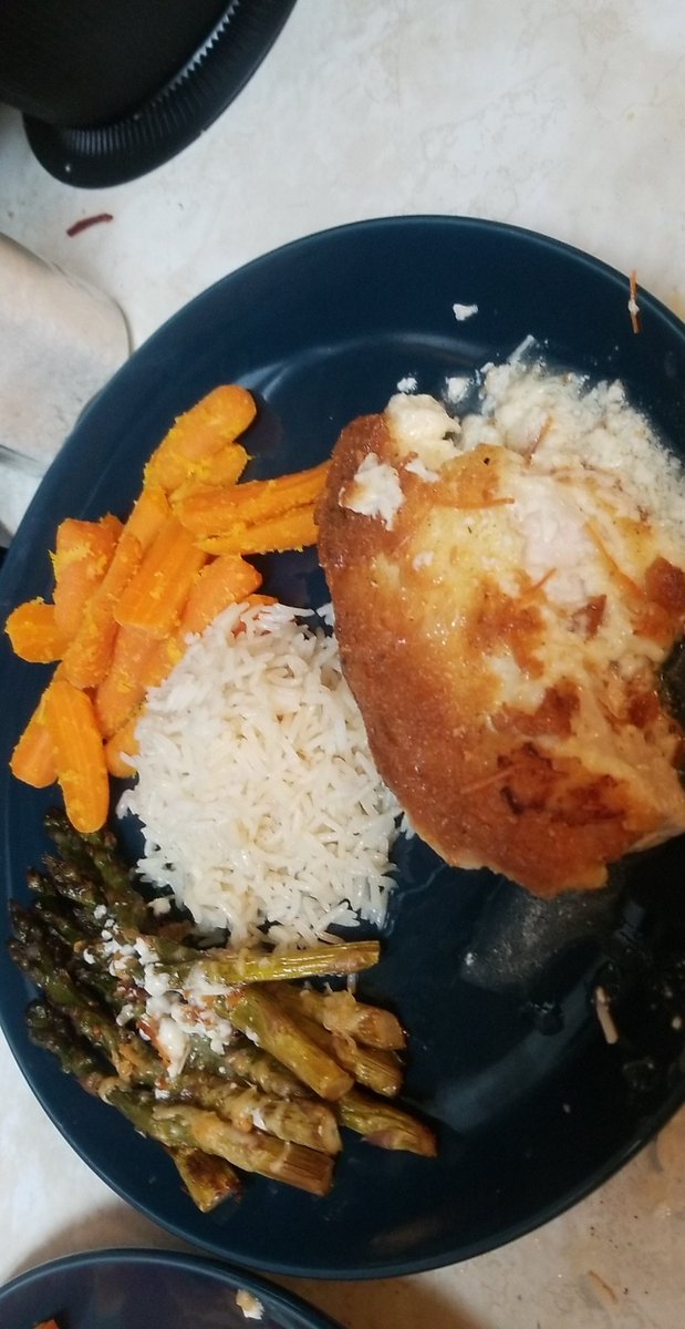CrazzyCrysso's tweet photo. My famous (well my moms) chicken parm, orange ginger carrots, garlic parm asparagus, and rice. 🥕🐔😊😍😍😍😍😍
Yuuup feeling fucking good. https://t.co/XTbIJrfTTq