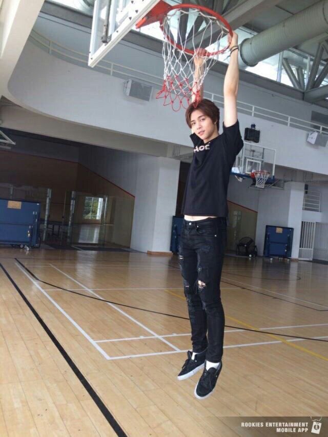 suhthangs's tweet photo. dunk it! dunk it johnathan! https://t.co/lh2OZ52xTL