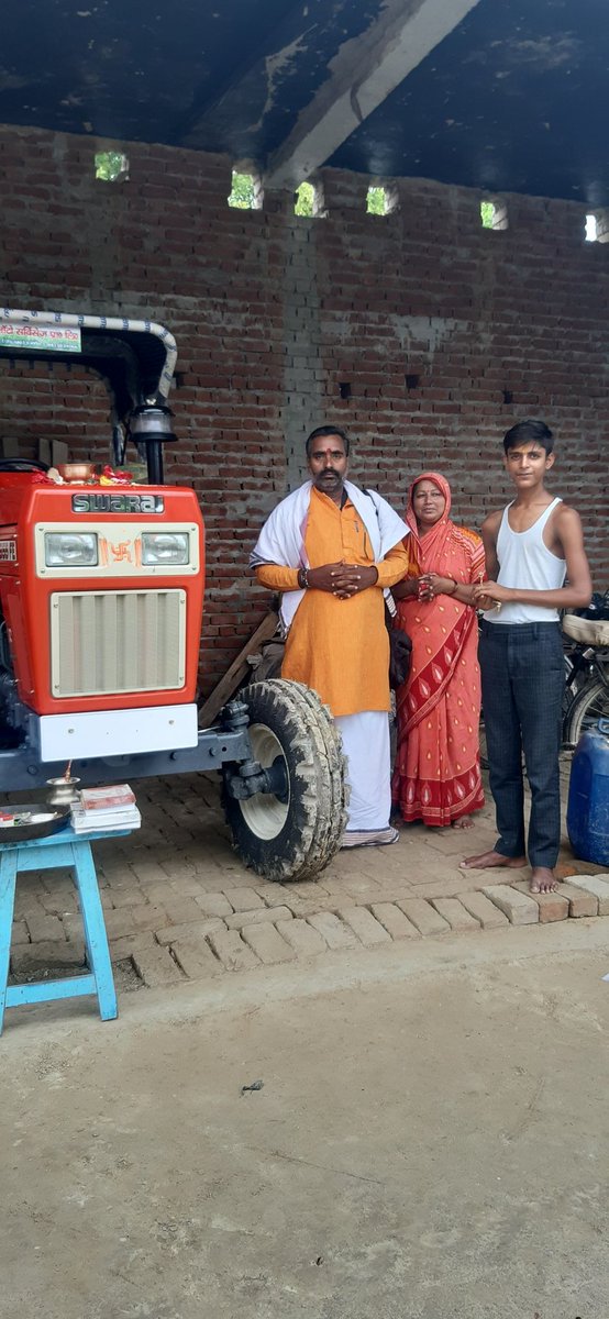ChiluliVillage's tweet photo. गाँव की प्रगति में एक और महारथी का योगदान, शिव बख्श सिंह चिलूली ने लिया नया ट्रैक्टर 🚜। #Chiluli https://t.co/2LJyDRBpAB