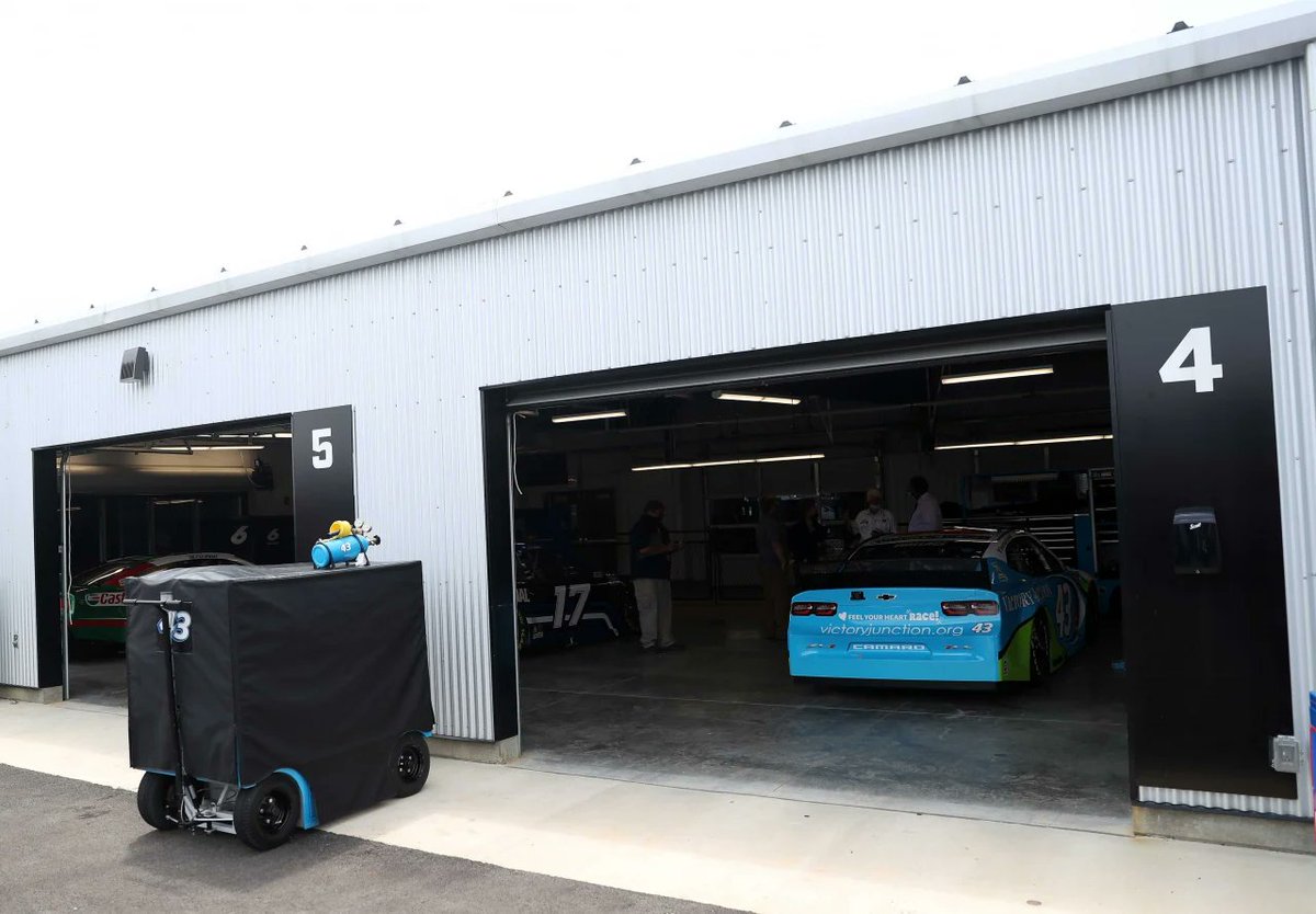 1) Yes. We finally have a picture of the Bubba Wallace garage door, and lookie here. Notice how much shorter the pull rope is (compared to adjacent) once you cut off the "noose" (hand loop).And it's in Bay #4. Exactly where the loop pull was.Source: https://racingnews.co/2020/06/22/fbi-investigating-noose-hung-in-nascar-garage/