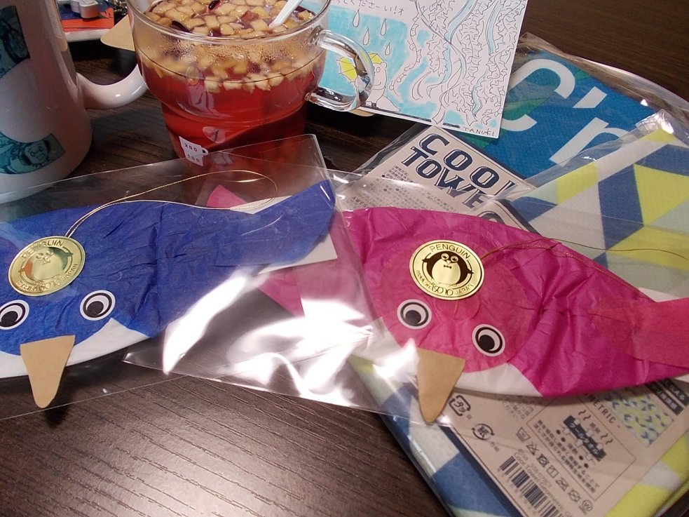 たぬきさん@10motanukiからオシャリな荷物が届きました。どうもありがとう!なんてオシャ…オシャキャワなの!✨くらげモビールを飾りました。これは大変すてきッ?保育園から帰ってきた双子ちゃんが即反応して足場を探してきてクラゲを触ろうと必死でした(しかし届かない距離に設置)ほんとしゅてき