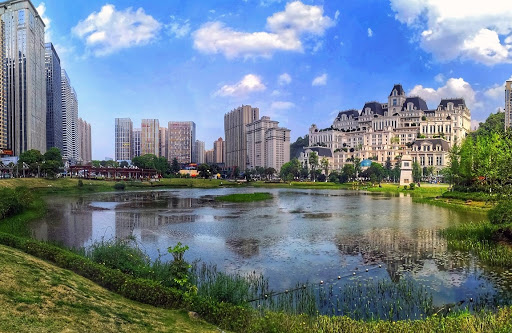 Hotels are the other type of building that likes to go for castle-style architecture. On the left is a hotel in Dalian, while on the right is a hotel in the Huaguoyuan district of Guiyang, which was built entirely in the last decade or so.