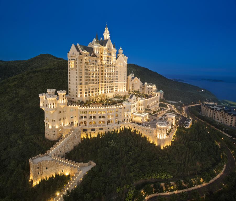 Hotels are the other type of building that likes to go for castle-style architecture. On the left is a hotel in Dalian, while on the right is a hotel in the Huaguoyuan district of Guiyang, which was built entirely in the last decade or so.