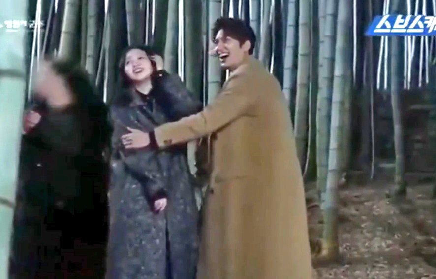 CodeSerotonin's tweet photo. Yesterday marks 1 month to the iconic 22th May where we got soo much content

Episode 10 bts + bts couple pic + beach famcam +MinEun lovestagram.

22nd May can you repeat pleaseeeeeeeee 🥺 https://t.co/ydmVspU3Nh