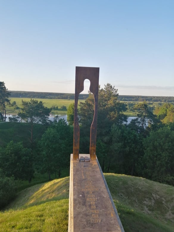 zanavyku's tweet photo. Lithuania Erects Sculpture in Honor of JD Salinger's novel https://t.co/OnInSdh2Dj #selinger #TheCatcherintheRye #Sudargas #zanavykija https://t.co/8npBzaLVw1