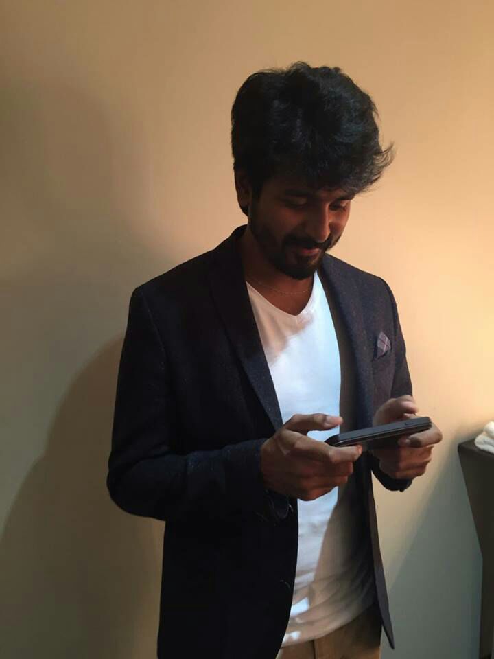 Sivakarthi_Goms's tweet photo. Ninaivinil un niyabagamey dhinam dhinam ennai thaakiyadhey..❤❤

@Siva_Kartikeyan annaya..😻❤😘
Missingggg u lotsssss..❤❤

As #SKians req..Oru chat session vaikilamey annaya plzzz..🤗😍
Do consider dis anna kutty..😇😘Waiting for #ChatWithSK 😇❤😻

#Doctor #Ayalaan https://t.co/De5xIZUm5J