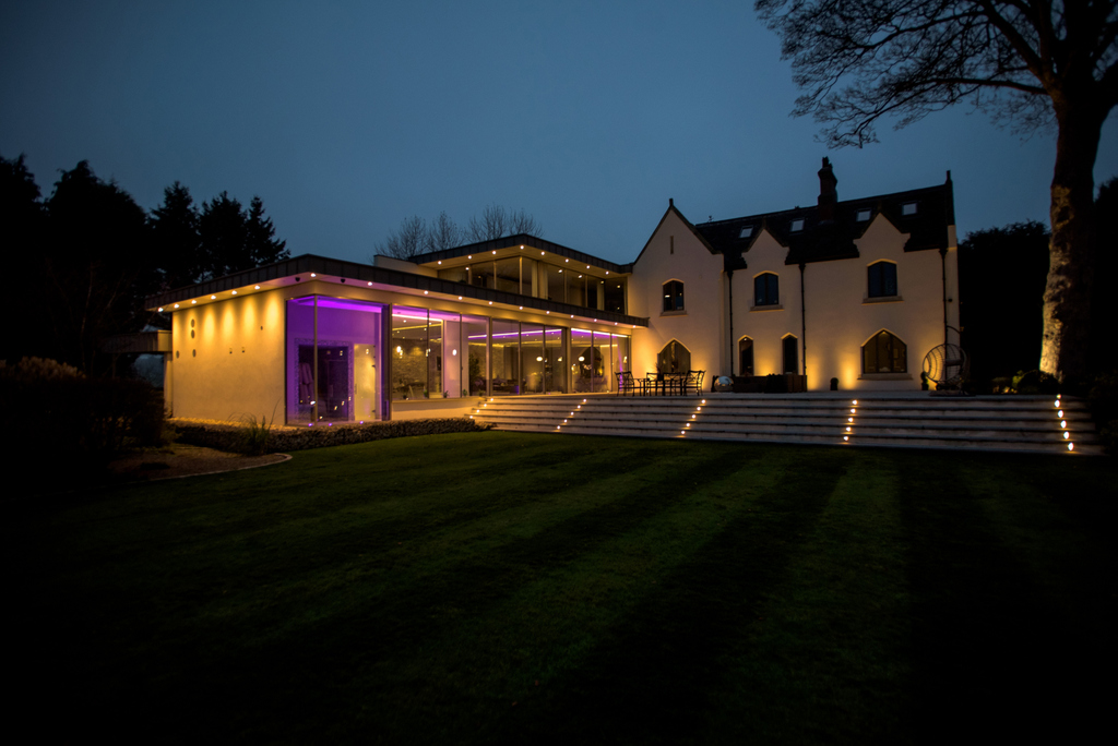 When the sun goes down, create the perfect ambience and make the most of those long summer evenings. 
#ashwaysmarthomes #smartsynergy #smartsynergyuk #uksmarthomes #smarthome #smarthometechnology #homeautomation #homeautomationsystem #control4 #lighting #lightingdesign