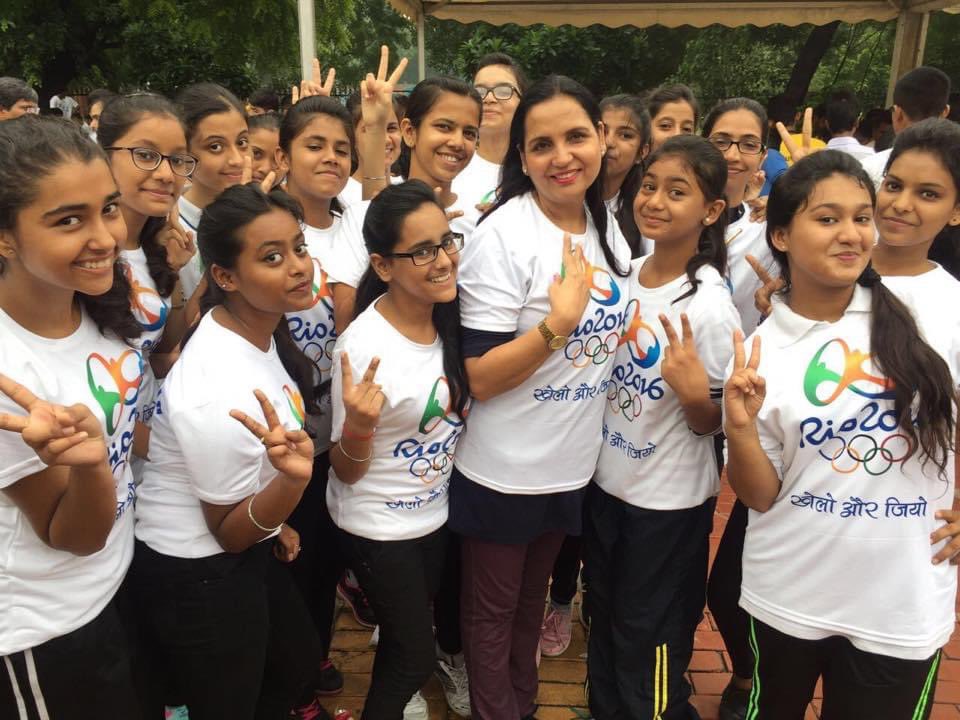 MtAbuSchool's tweet photo. This #InternationalOlympicDay, #throwback to Mt Abu School kids at #RunForRio. Graced by Hon’ble PM @narendramodi & then Union Sports Minister @VijayGoelBJP. https://t.co/k0TW11fSNR