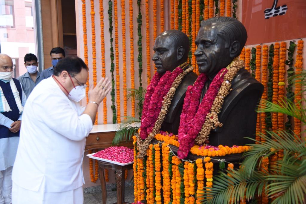 JPNadda's tweet photo. भारत की एकता-अखंडता के लिए अपना सम्पूर्ण जीवन राष्ट्र के नाम समर्पित करने वाले महान राष्ट्रभक्त श्रद्धेय डॉक्टर श्यामा प्रसाद मुखर्जी जी के बलिदान दिवस पर आज उनकी प्रतिमा पर माल्यार्पण कर पुष्पांजलि अर्पित की। https://t.co/slwjo8ywnT
