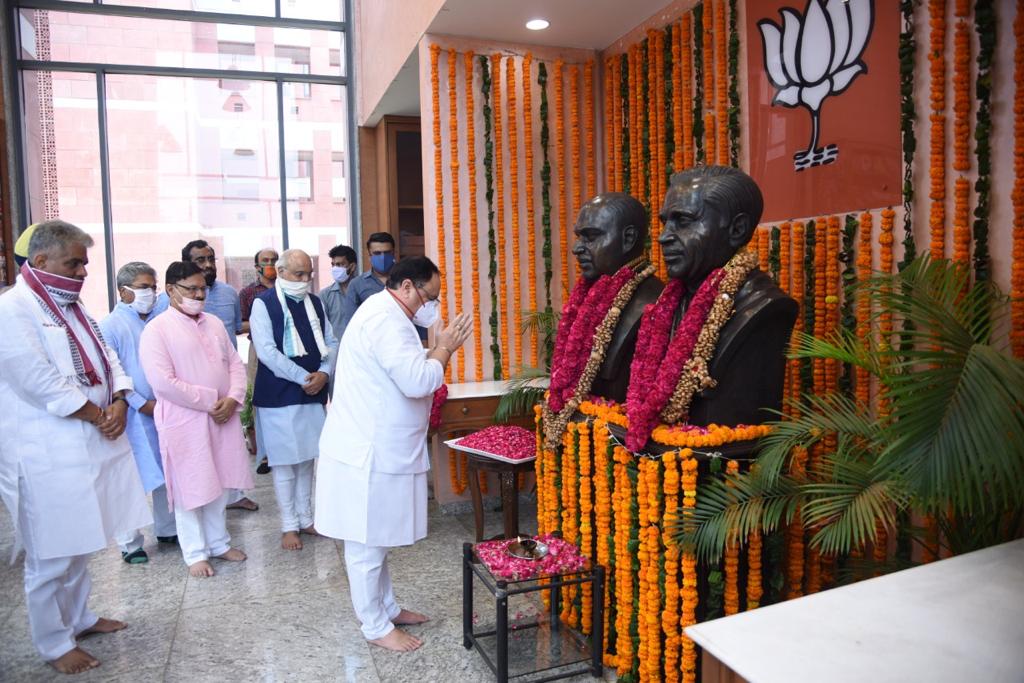 JPNadda's tweet photo. भारत की एकता-अखंडता के लिए अपना सम्पूर्ण जीवन राष्ट्र के नाम समर्पित करने वाले महान राष्ट्रभक्त श्रद्धेय डॉक्टर श्यामा प्रसाद मुखर्जी जी के बलिदान दिवस पर आज उनकी प्रतिमा पर माल्यार्पण कर पुष्पांजलि अर्पित की। https://t.co/slwjo8ywnT