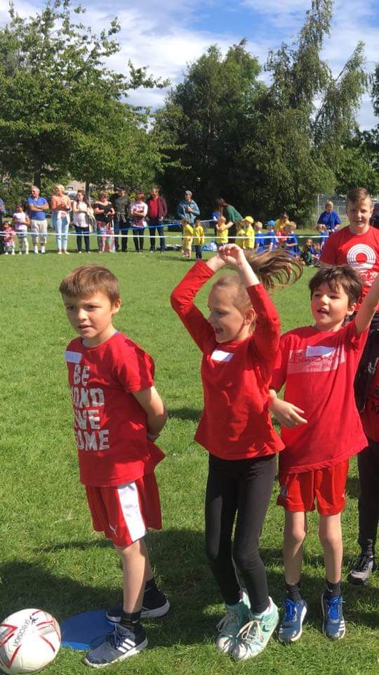 WendySm54126618's tweet image. @VictoriaPrimSch @super_mum88 #vpshel throw back Tuesday sports day last year! Go team Helix! 🌈❤️👍
