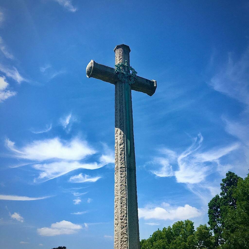 QueensPromenade's tweet photo. Ethereal cloudscape. #memorial #granite #cloudscape #thefallen #ethereal @thegoodlifesurbiton #patternsinthesky #lestweforget https://t.co/6Q1SDENZaF https://t.co/Et4iNsPq1T