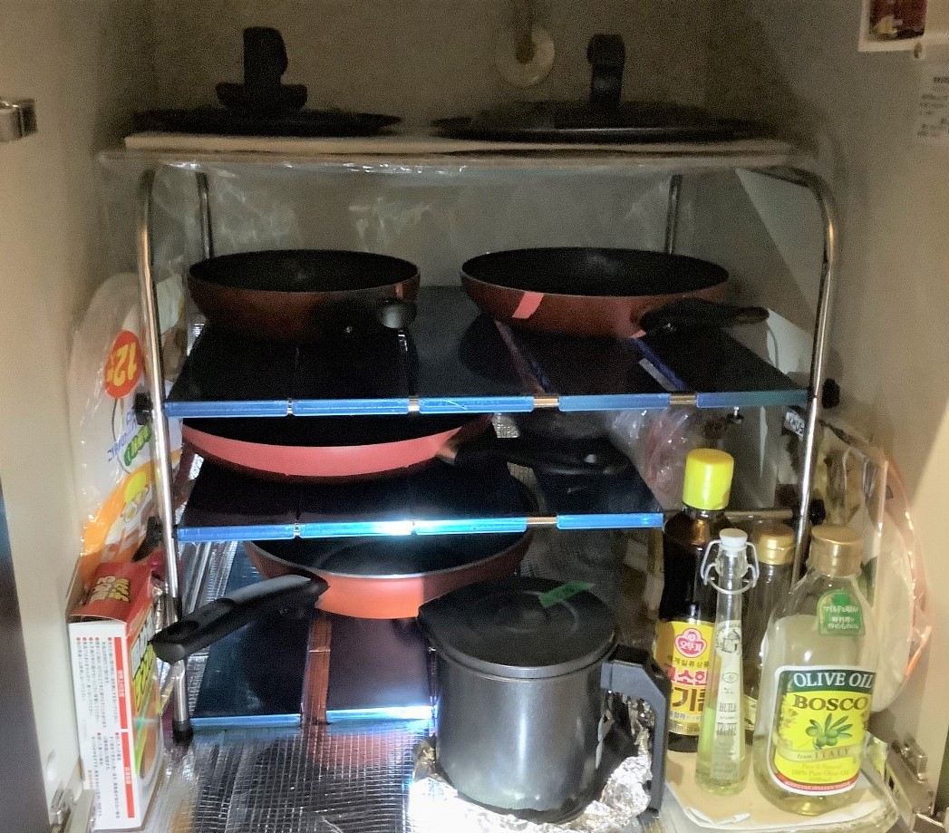 ちきりん V Twitter さっき呟いたように 食器は引き出し収納だけど フライパンやボウル ザルは 開き戸 収納にしてる いっさい重ねない のが目標 ちきりん V Twitter さっき呟いたように 食器は引き出し収納だけど フライパンやボウル ザルは 開き戸 収納にしてる いっさい重ねない のが目標