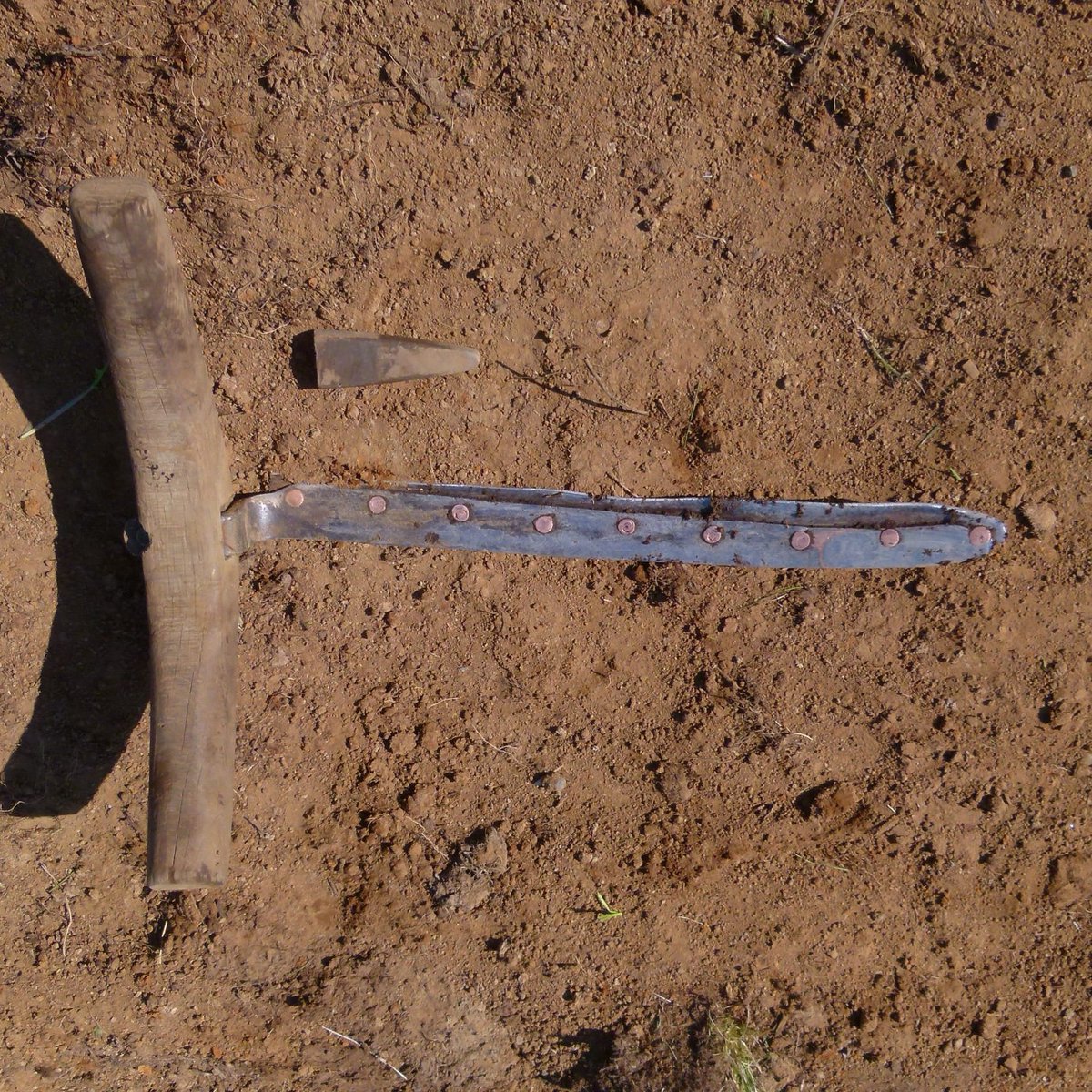 That's the thing there! For those not versed in Icelandic building techniques: it's a turf knife. Quite a remarkably shaped tool, that serves its purpose perfectly - and makes for great cardio exercise at the same time.⁠
<a href="/archnetscot/">@ARCHnetScot</a> <a href="/EarthBuildingUK/">EBUKI</a> <a href="/erasmusplus/">ERASMUS+</a> #Skagafjörður